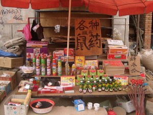 800px-5654-Linxia-City-market-rat-poison-vendor
